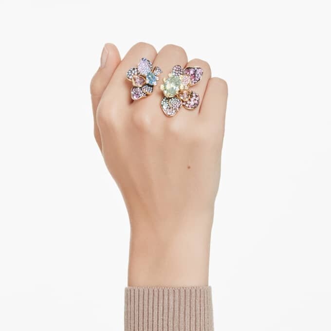 Anel Idyllia com cortes mistos, pavé, flor, multicolorido, banhado a dourado Anel Idyllia com cortes mistos, pavé, flor, multicolorido, banhado a dourado