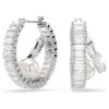 Brincos de argola Ariana Grande X Swarovski com pérola de cristal, corte baguete, brancos, banhados a ródio Brincos de argola Ariana Grande X Swarovski com pérola de cristal, corte baguete, brancos, banhados a ródio