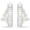 Brincos de argola Ariana Grande X Swarovski com pérola de cristal, corte baguete, brancos, banhados a ródio Brincos de argola Ariana Grande X Swarovski com pérola de cristal, corte baguete, brancos, banhados a ródio