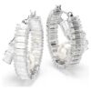 Brincos de argola Ariana Grande X Swarovski com pérola de cristal, corte baguete, brancos, banhados a ródio Brincos de argola Ariana Grande X Swarovski com pérola de cristal, corte baguete, brancos, banhados a ródio