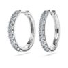Brincos de argola Eternity com diamantes cultivados em laboratório, 0,56 ct no total, forma redonda, prata esterlina Brincos de argola Eternity com diamantes cultivados em laboratório, 0,56 ct no total, forma redonda, prata esterlina