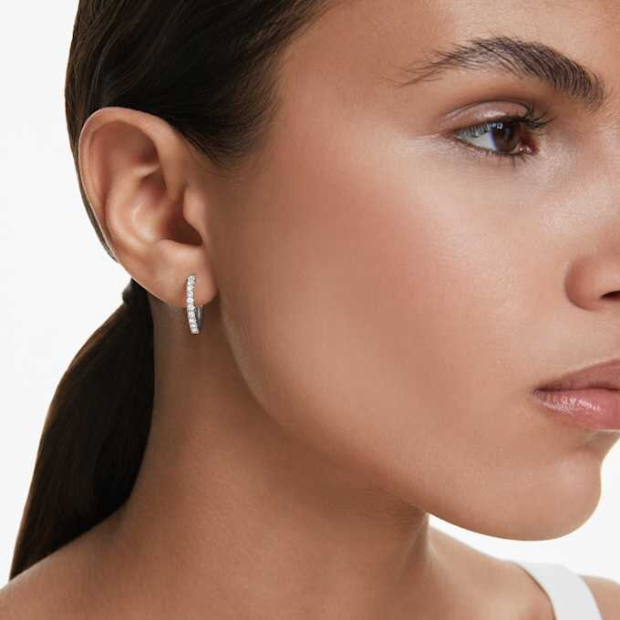 Brincos de argola Eternity com diamantes cultivados em laboratório, 0,56 ct no total, forma redonda, prata esterlina Brincos de argola Eternity com diamantes cultivados em laboratório, 0,56 ct no total, forma redonda, prata esterlina