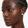 Brincos de botão Ariana Grande X Swarovski com pérola de cristal, corte redondo, flor, branco, banhados a ródio Brincos de botão Ariana Grande X Swarovski com pérola de cristal, corte redondo, flor, branco, banhados a ródio