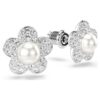 Brincos de botão Ariana Grande X Swarovski com pérola de cristal, corte redondo, flor, branco, banhados a ródio Brincos de botão Ariana Grande X Swarovski com pérola de cristal, corte redondo, flor, branco, banhados a ródio