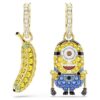 Brincos de pendente com os Minions Stuart e Banana, pavé, mini, multicoloridos, banhados a dourado Brincos de pendente com os Minions Stuart e Banana, pavé, mini, multicoloridos, banhados a dourado