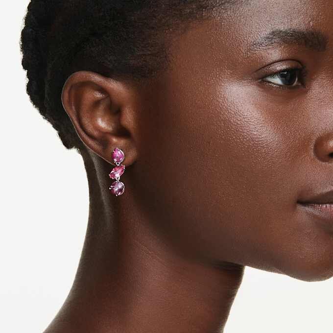 Brincos Gema com cristais de cortes variados, rosa, banhados a ródio Brincos Gema com cristais de cortes variados, rosa, banhados a ródio
