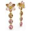 Brincos Idyllia com cristais de cortes variados, em forma de flor, multicoloridos, banhados a dourado Brincos Idyllia com cristais de cortes variados, em forma de flor, multicoloridos, banhados a dourado
