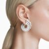Brincos pendentes Ariana Grande X Swarovski com pérola de cristal, cortes mistos, brancos, banhados a ródio Brincos pendentes Ariana Grande X Swarovski com pérola de cristal, cortes mistos, brancos, banhados a ródio