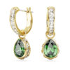 Brincos pendentes Chroma com corte em pêra, verdes, banhados a dourado Brincos pendentes Chroma com corte em pêra, verdes, banhados a dourado