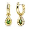 Brincos pendentes Chroma com corte em pêra, verdes, banhados a dourado Brincos pendentes Chroma com corte em pêra, verdes, banhados a dourado
