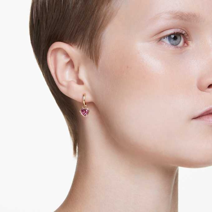 Brincos pendentes Chroma em forma de coração, vermelhos, banhados a dourado Brincos pendentes Chroma em forma de coração, vermelhos, banhados a dourado