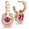 Brincos pendentes Symbolica com pérola de cristal, corte redondo, pavé, ferradura, vermelho, banhados a ouro rosa Brincos pendentes Symbolica com pérola de cristal, corte redondo, pavé, ferradura, vermelho, banhados a ouro rosa