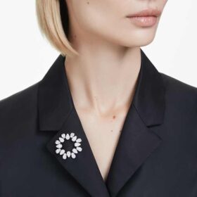 Broche Matrix com corte em pêra, branco, banhado a ródio
