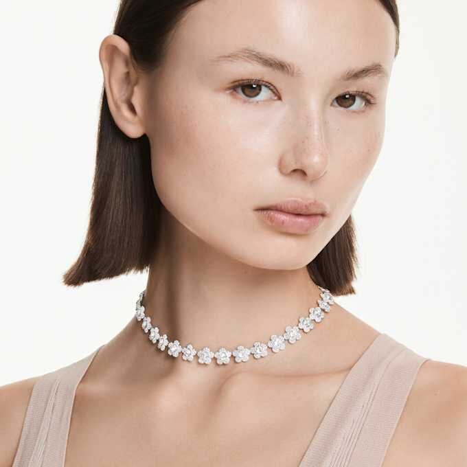 Colar Ariana Grande X Swarovski, corte redondo, flor, branco, banhado a ródio Colar Ariana Grande X Swarovski, corte redondo, flor, branco, banhado a ródio