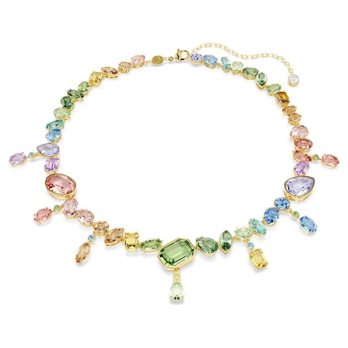 Colar Gema com cortes mistos, cristais pendentes, multicolorido, banhado a dourado Colar Gema com cortes mistos, cristais pendentes, multicolorido, banhado a dourado
