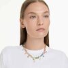 Colar Gema com cortes mistos, cristais pendentes, multicolorido, banhado a dourado Colar Gema com cortes mistos, cristais pendentes, multicolorido, banhado a dourado