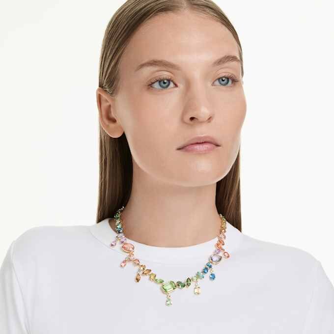 Colar Gema com cortes mistos, cristais pendentes, multicolorido, banhado a dourado Colar Gema com cortes mistos, cristais pendentes, multicolorido, banhado a dourado