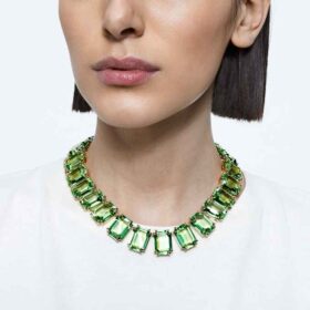 Colar Millenia com cristais de grandes dimensões, corte octogonal, verde, banhado a ouro Colar Millenia com cristais de grandes dimensões, corte octogonal, verde, banhado a ouro