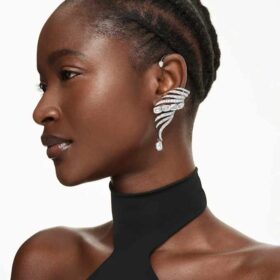 Coleção Vienna – Brincos tipo «ear cuff» com penas, grandes, brancos, banhados a ruténio