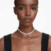 Gargantilha Ariana Grande X Swarovski com cortes mistos, pérola de cristal, coração, branca, banhada a ródio Gargantilha Ariana Grande X Swarovski com cortes mistos, pérola de cristal, coração, branca, banhada a ródio