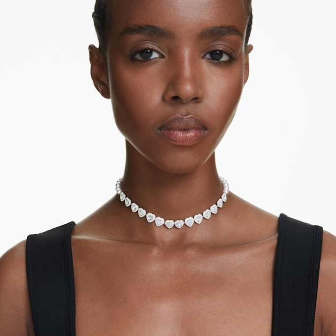 Gargantilha Ariana Grande X Swarovski com cortes mistos, pérola de cristal, coração, branca, banhada a ródio Gargantilha Ariana Grande X Swarovski com cortes mistos, pérola de cristal, coração, branca, banhada a ródio