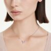 Pingente Ariana Grande X Swarovski com cortes mistos, libélula, multicolorido, banhado a ródio Pingente Ariana Grande X Swarovski com cortes mistos, libélula, multicolorido, banhado a ródio