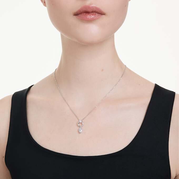 Pingente Mesmera com corte em pêra, branco, banhado a ródio Pingente Mesmera com corte em pêra, branco, banhado a ródio