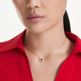 Pingente Symbolica, corte redondo, pavé, ferradura, vermelho, banhado a ouro rosa