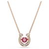 Pingente Symbolica, corte redondo, pavé, ferradura, vermelho, banhado a ouro rosa Pingente Symbolica, corte redondo, pavé, ferradura, vermelho, banhado a ouro rosa