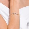 Pulseira Hyperbola Infinity e Coração, Branca, Acabamento em Metais Misturados Pulseira Hyperbola Infinity e Coração, Branca, Acabamento em Metais Misturados