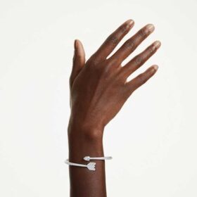 Pulseira Idyllia com cortes mistos, em forma de seta, branca, banhada a ródio Pulseira Idyllia com cortes mistos, em forma de seta, branca, banhada a ródio
